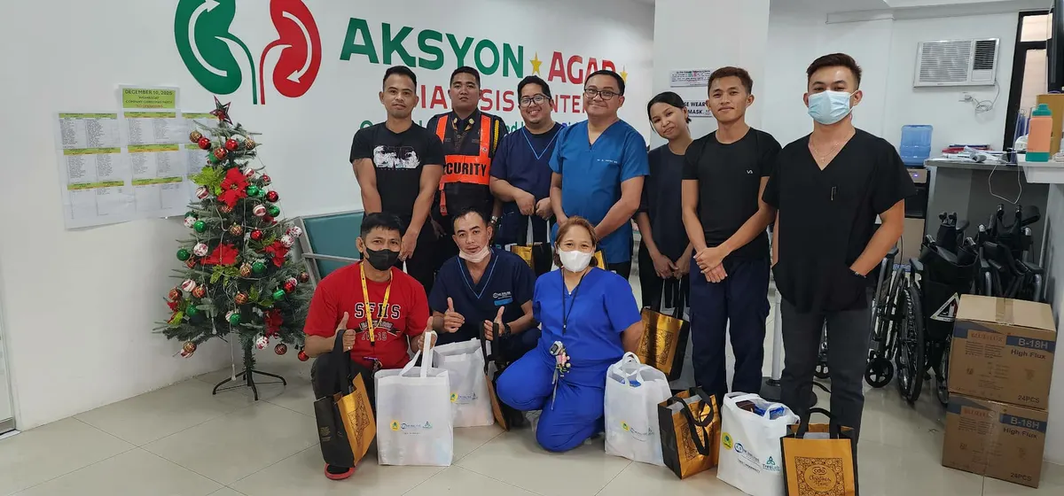 Community basket giveaway at a TresMedica center